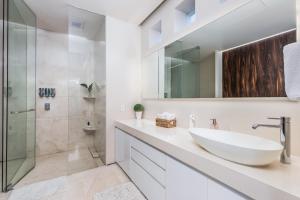 Pier 57 Romantic Zone Luxury Condo 209