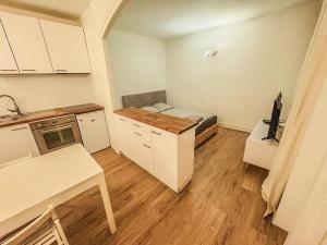 7 Sunny Hideaway Studio Place des Vosges