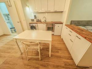 7 Sunny Hideaway Studio Place des Vosges