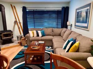 Renovated Mountain Getaway, AC, Spa, Pool, Full Kitchen