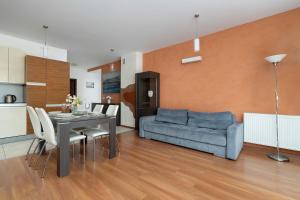 Spacious Apartment with Underground Parking and Terrace by Noclegi Renters