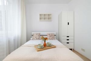 Spacious Apartment with Underground Parking and Terrace by Noclegi Renters