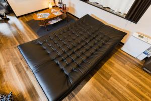 那覇で食い倒れを楽しめる宿はここ 国際通りまで徒歩二分 提携飲食店でドリンク一杯サービス付き