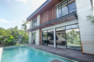 Top 5-Bedroom Canggu Retreat Near Beach