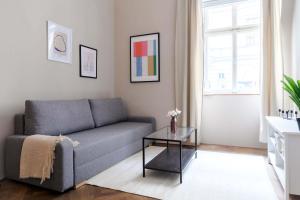 Old Town - 2BR - Living Room - Sleeps 8 - Metro 1 minute - Newly renovated