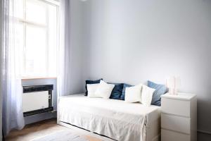 Old Town - 2BR - Living Room - Sleeps 8 - Metro 1 minute - Newly renovated