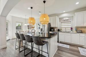 Modern 6BR Luxury Villa - Theater, Games, Peloton & EV