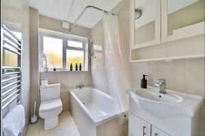 Serene 2 Bedroom Flat Free Off-Street Parking 2 SUVs Close to Tube