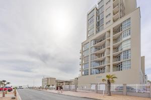 Luxury Ocean View Beachfront 2 bed apartment -206 The Waves, Blouberg, Cape Town