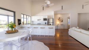 The Palms w Sauna, Gym & Boat Park 100m to Beach