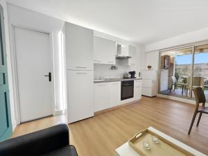 Appart avec terrasse, piscine, tennis et pétanque