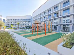 Vogue Vacation Homes, JVC Luma22 near Circle Mall, Studio Apartment with Balcony and Vibrant Community View, Access toAmenities