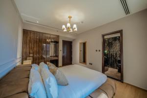 Designer 2BR with Jacuzzi near Burj Khalifa