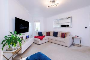 Driveway Stylish 3Bedroom Home in Middleton