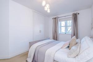 Driveway Stylish 3Bedroom Home in Middleton
