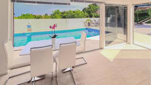 Villa Eduarda pool&whirpool by Villas Guide