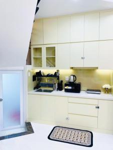 Entire 2-bedroom apartment near the Airport, 4-6 people - Homiedate