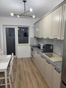 Modern 72m2 Apartment near Coresi Mall - Self Check-in - Free Parking