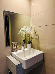 High-Floor Stay near Okada, Airport, City of Dreams, Solaire and MOA with free pool and gym access