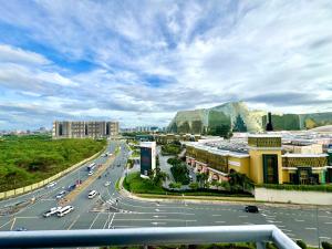 High-Floor Stay near Okada, Airport, City of Dreams, Solaire and MOA with free pool and gym access