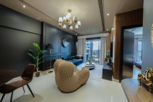 Designer 2BR with Jacuzzi near Burj Khalifa