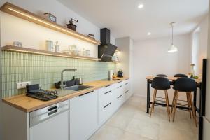 Modern apartment with home cinema & garden