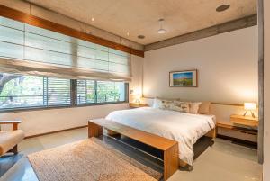 Gulmohar527 3BHK Service Apartment Defence Colony