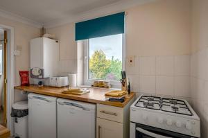 City and Airport - 2-Bed Contractor Base - Free Parking and Fast WiFi