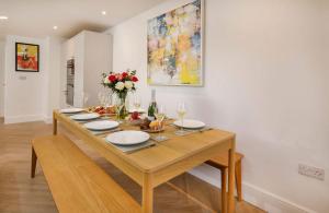 Abbotsford House sleeps 8