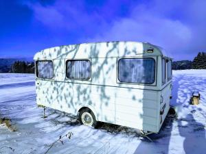 Caravane Vintage insolite avec jacuzzi au calme
