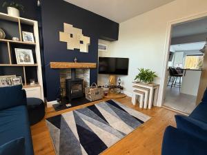 Beautiful 2-Bed Solihull Stay Comfort for up to 5