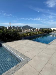 Vista Mar • Piscina & Jacuzzi • Cond. Completo