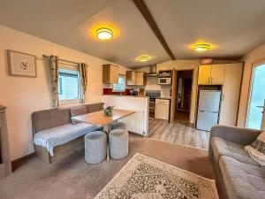 Lovely Caravan With Side Decking At Broadland Sands Park, Suffolk Ref 20204Bs