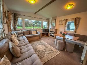 Lovely Caravan With Side Decking At Broadland Sands Park, Suffolk Ref 20204Bs