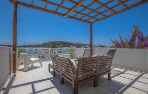 Three-Bedroom Apartment In Rogoznica