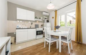 Three-Bedroom Apartment In Rogoznica