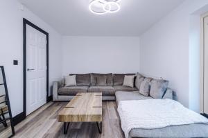 Driveway Stunning 3Bedroom Home in Preston