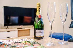 Charming City Centre 3 Bed Flat by 53 Degrees Property- Ideal High St Location