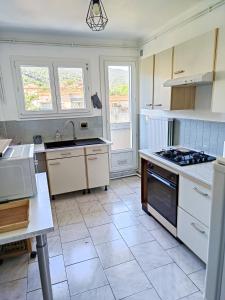 Appartement 2 Chambres avec Balcon, Garage et Parking - Proche des Thermes