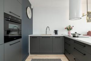 Elegant Apartment with Balcony and Underground Parking by Noclegi Renters