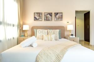 Luxury 3BR Retreat with Assistant Room and Private Pool, Breathtaking Mountain Views, Close to Fujairah Beautiful Beaches, Al Dana Island, Fujairah by Deluxe Holiday Homes