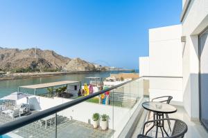 Luxury 3BR Retreat with Assistant Room and Private Pool, Breathtaking Mountain Views, Close to Fujairah Beautiful Beaches, Al Dana Island, Fujairah by Deluxe Holiday Homes