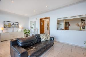 Large seafront 3 bedroom apartment in the heart of Sliema - MMAI1-2