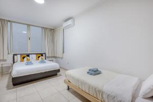 Large seafront 3 bedroom apartment in the heart of Sliema - MMAI1-2