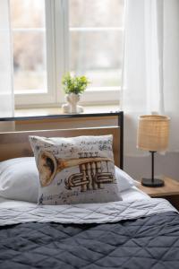 Old Town Comfort Apartment Near Vistula Boulevards by Noclegi Renters