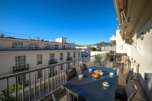 Terrasse ensoleillée sur les toits de Nice