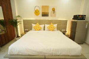 The Empire Stays , Golf Course Road