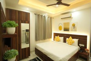 The Empire Stays , Golf Course Road