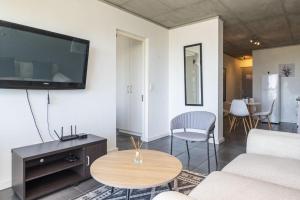 2 Bedroom Secure Pool Strong WiFi