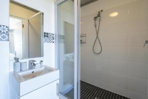 Sea and Sun-Table Mountain views Wifi Parking!